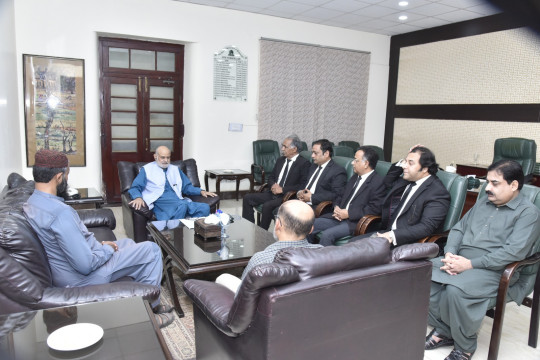 A delegation of Bahawalpur senior lawyers met WVC Professor Dr. Naveed Akhtar in his office