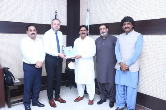 Renowned Siraiki writer Dr. Ismatullah Shah meets Vice Chancellor Prof. Dr. Muhammad Kamran at IUB