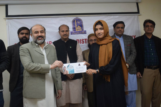 Cheque Distribution Ceremony of “Honhaar Undergraduate Scholarships—Fall 2024” at IUB Bahawalnagar Campus