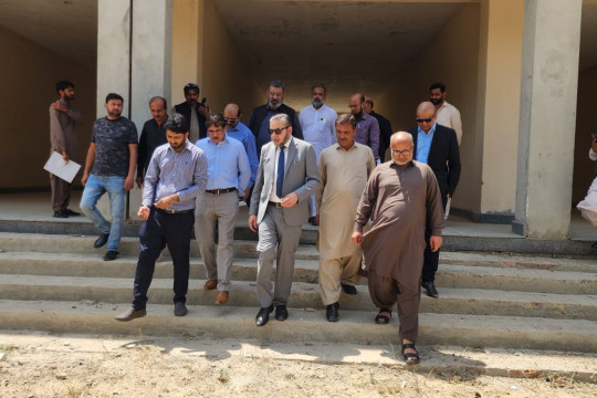 Vice Chancellor Prof. Dr. Muhammad Kamran pays a visit to the Baghdad-ul-Jadeed campus mini-market.