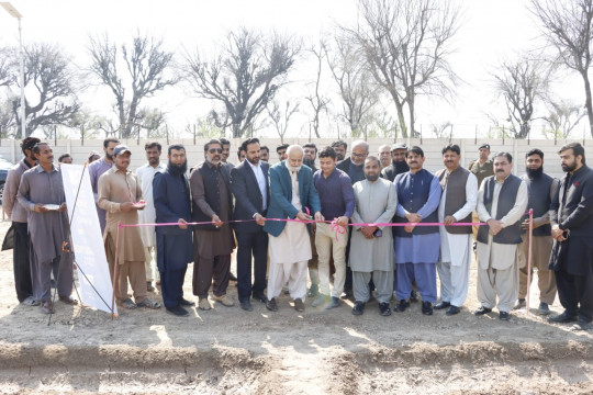 WVC Prof. Dr. Naveed Akhtar inaugurates cotton sowing at Agriculture Farm under National Cotton Breeding Institute, IUB