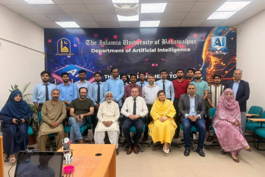VC Prof. Dr. Muhammad Kamran visits the Faculty of Computing's Artificial Intelligence Research and Advancement Lab.