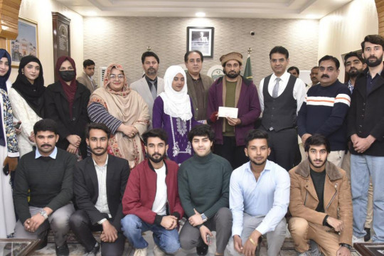 On behalf of CM Maryam Nawaz Sharif, DC Bahawalpur gave the IUB singing students with a cheque of Rs 5 lac as reward