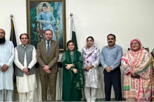 Vice Chancellor Prof. Dr. Muhammad Kamran talks to faculty members and alumni, announces major change in AI curriculum