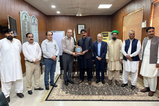 VC Prof. Dr. Muhammad Kamran felicitated Muhammad Ishtiaq Ahmed Gondal, the new chairman of BISE Bahawalpur.