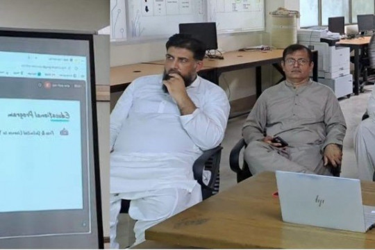 A training session conducted by Ahsan Jan, Consultant and Business Manager in SAFE-RH Lab, IUB.