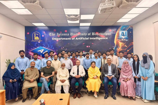 VC Prof. Dr. Muhammad Kamran visits the Artificial Intelligence Research and Advancement Lab at Faculty of Computing.