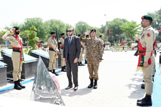 1st year of successful Bunyan-um-Marsoos: an IUB delegation led by VC Dr. Kamran paid tribute to the country's martyrs.