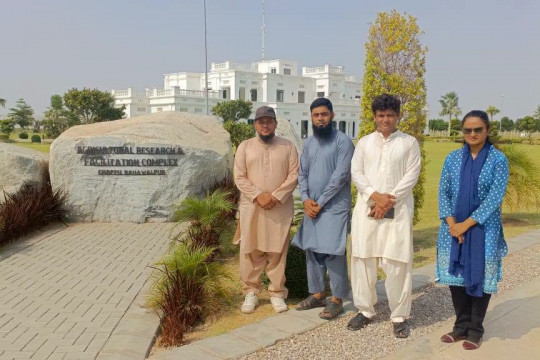 To examine ongoing cotton research trials, a group of IUB agriculturalists visited Chappu, Bahawalpur.