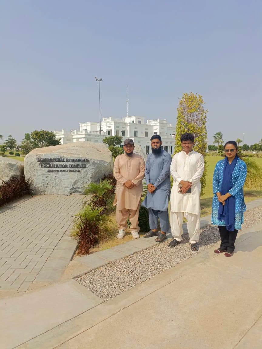 To examine ongoing cotton research trials, a group of IUB agriculturalists visited Chappu, Bahawalpur.