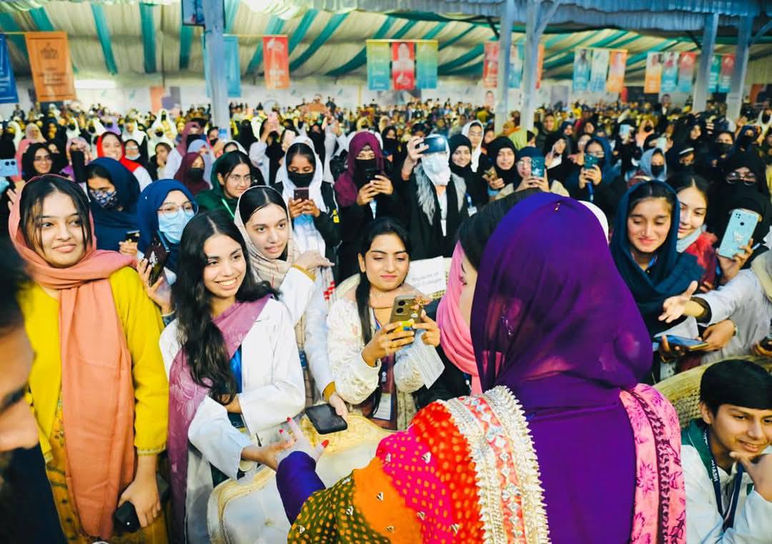 Chief Minister Maryam Nawaz Sharif arrives at IUB and is warmly welcomed by students