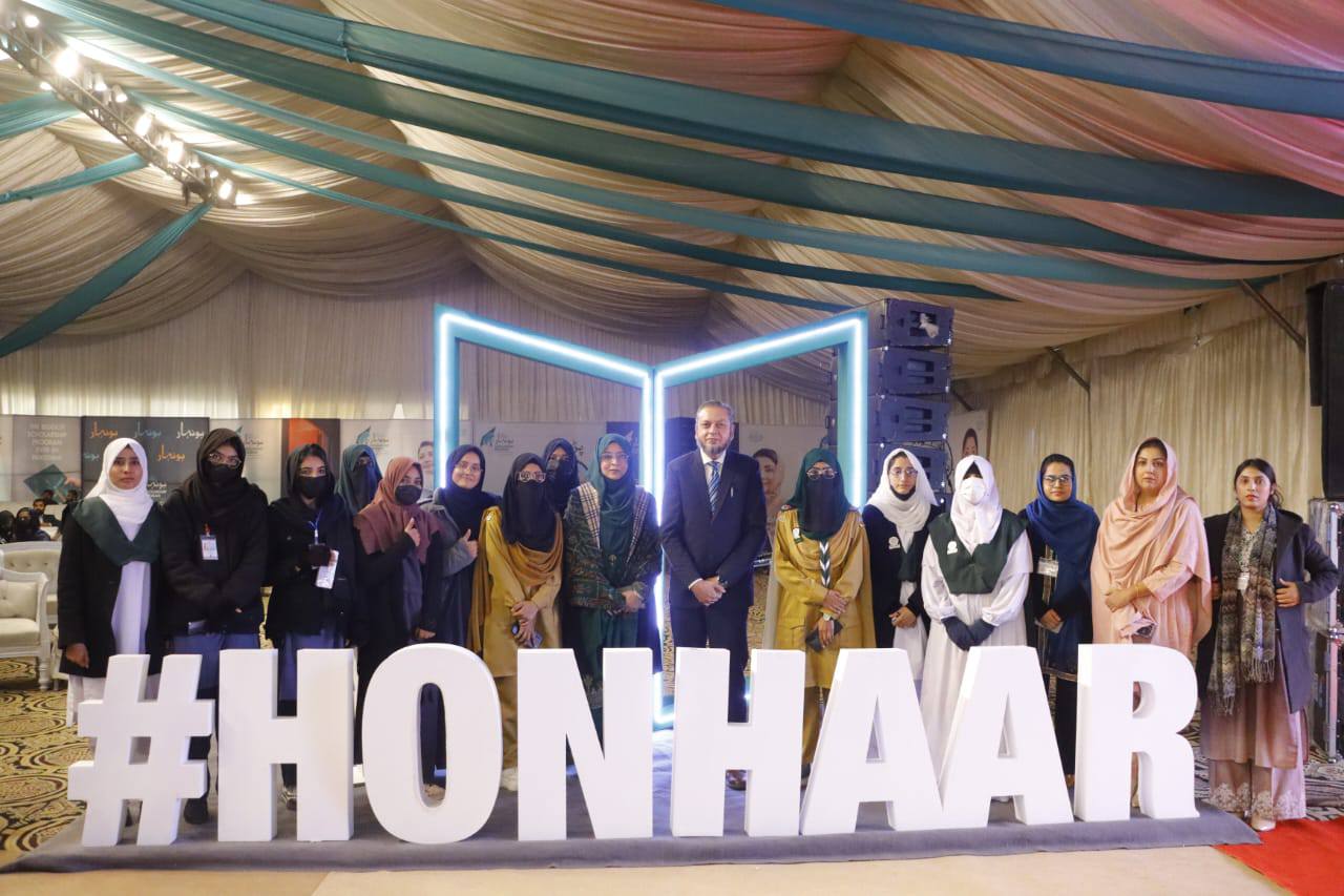 IUB students (Honhaar Scholarship recipient) along with Vice Chancellor Prof. Dr. Muhammad Kamran and other dignitaries