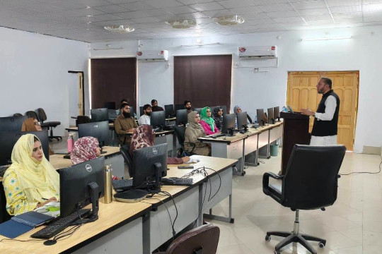 IUB VC Prof. Dr. Muhammad Kamran delivered a lecture on Outcomes-Based Education (OBE) at University of Kamalia.