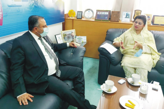 Worthy Vice Chancellor Engr. Prof. Dr. Athar Mahboob meeting with Kanwal Shuzaib